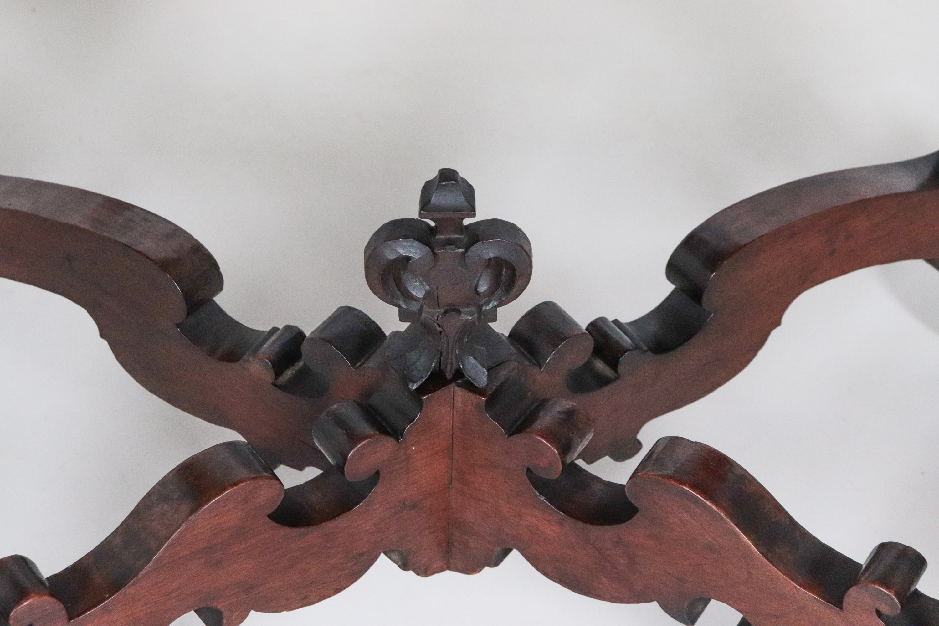 Antico tavolo consolle romano in noce di linea Luigi XIV, a forma rettangolare sagomata con piano...