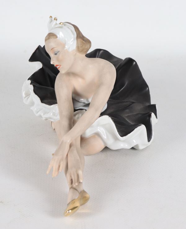 "Ballerina classica", statuina in porcellana policroma 