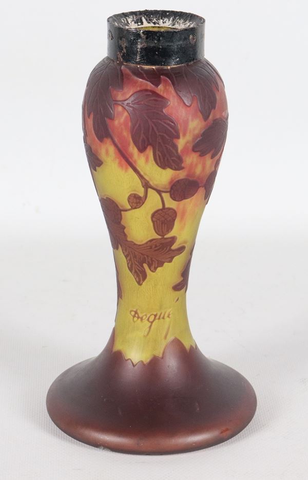 Vaso in vetro multistrato inciso all'acido a motivi policromi di fiori e foglie, firmato Deguè