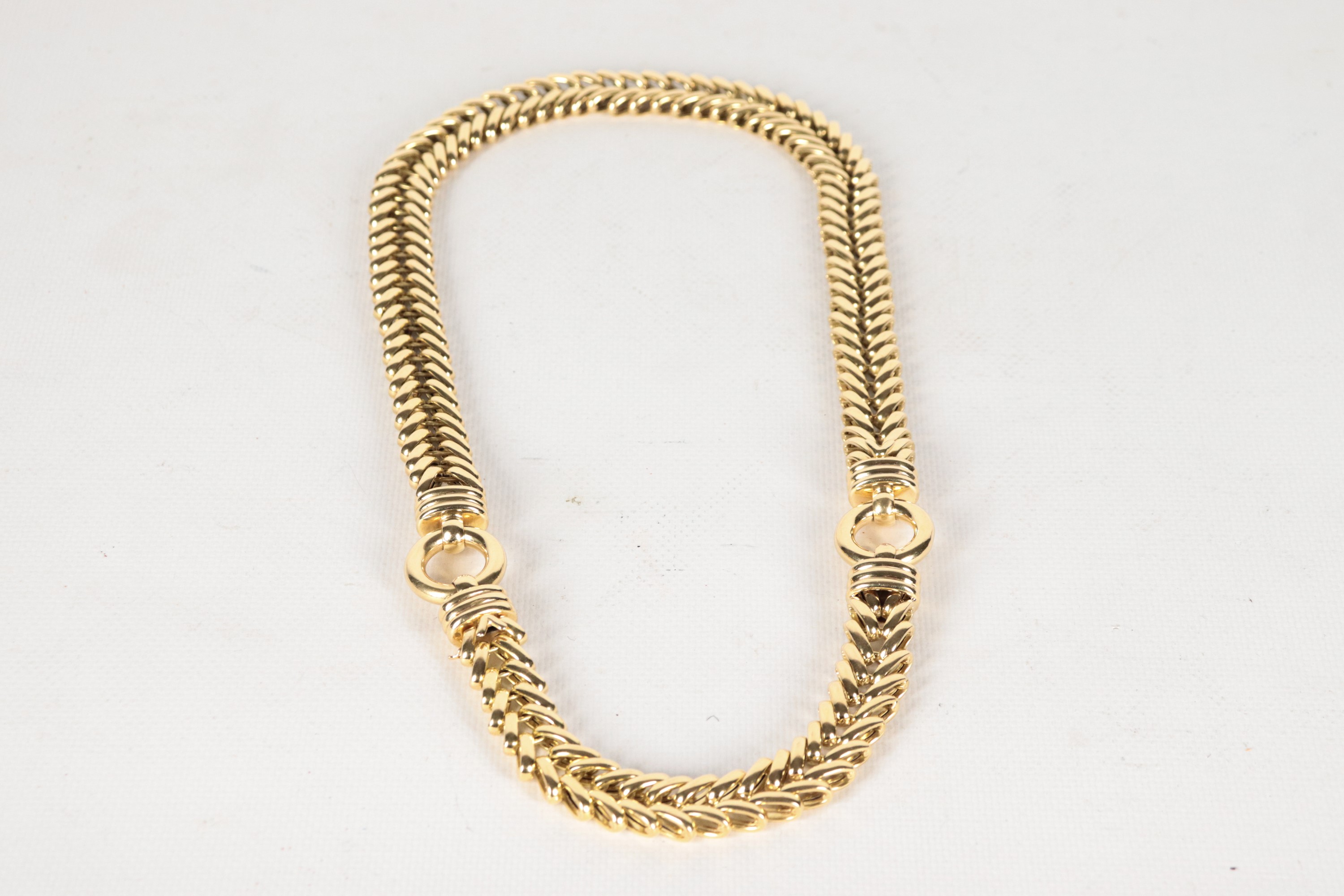 Demi parure in oro giallo 18kt, composta da bracciale e collana girocollo. Peso gr. 156