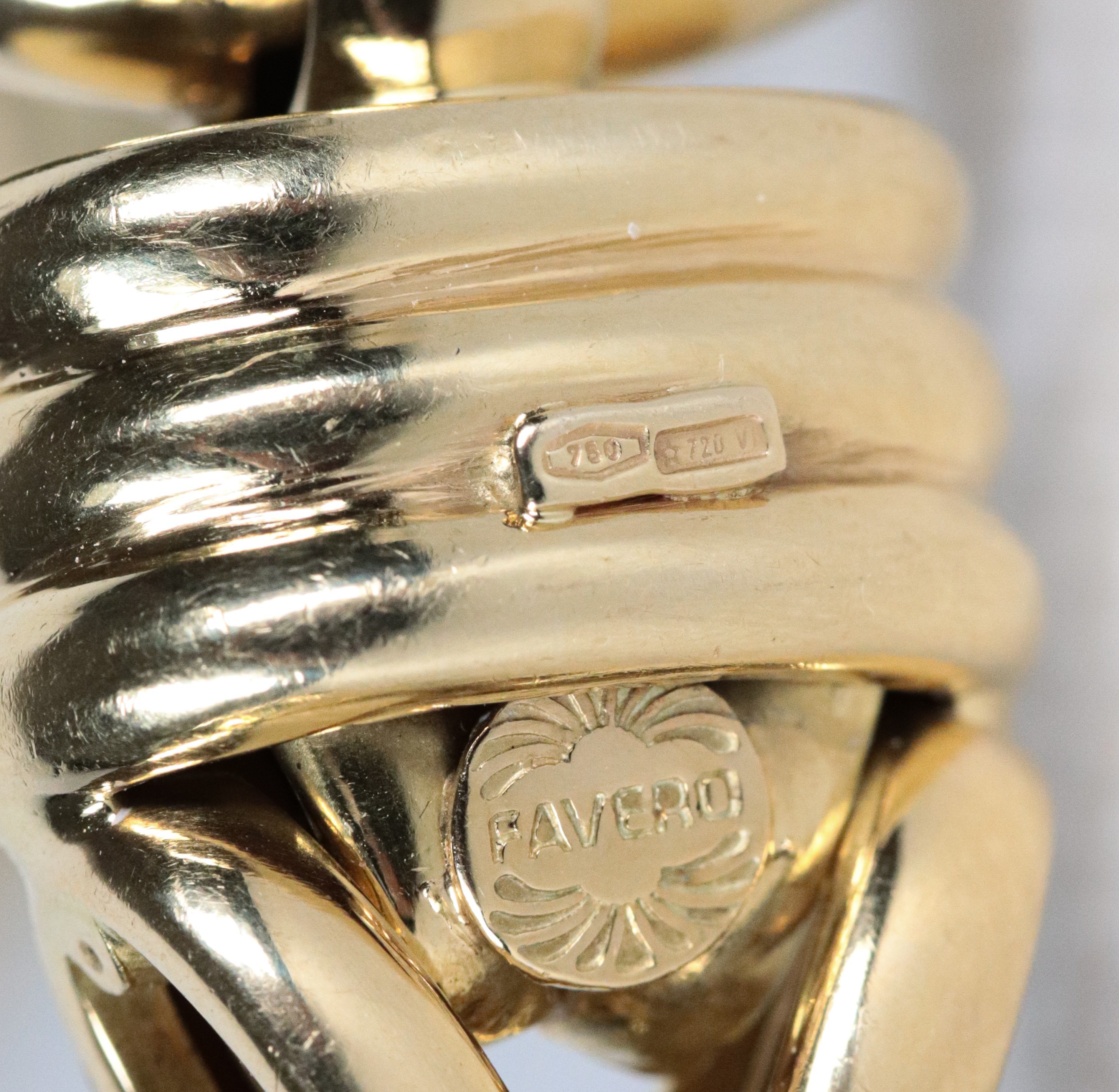 Demi parure in oro giallo 18kt, composta da bracciale e collana girocollo. Peso gr. 156