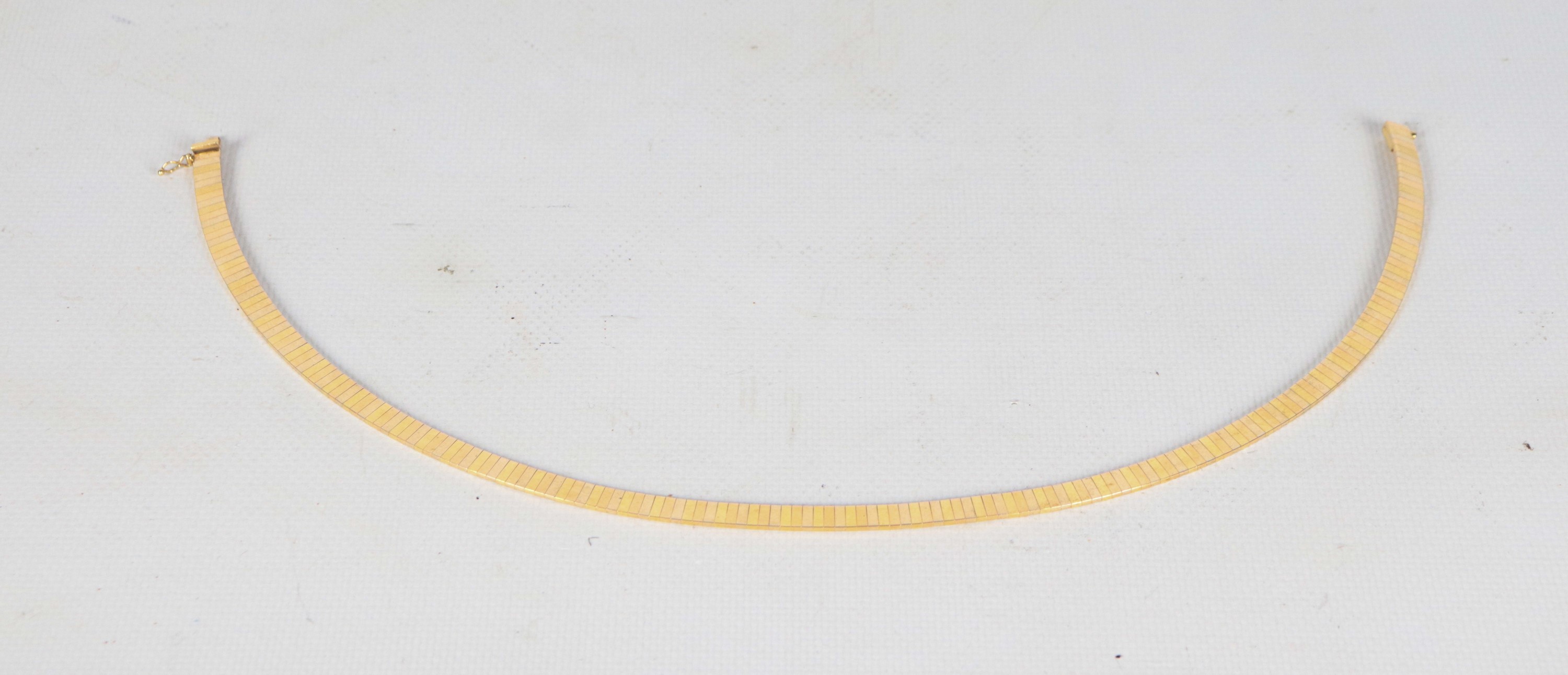 Collana girocollo a maglia rigida in oro 18kt a tre colori. Peso gr. 45