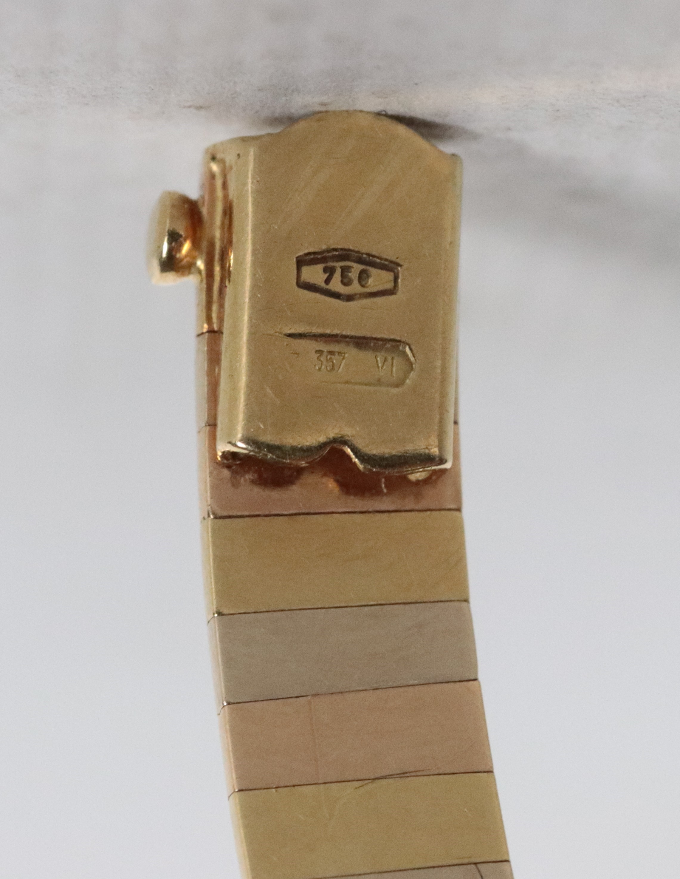 Collana girocollo a maglia rigida in oro 18kt a tre colori. Peso gr. 45