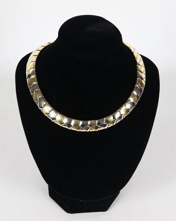 Collana girocollo a elementi snodati in oro 18kt a tre colori. Peso gr. 114,5