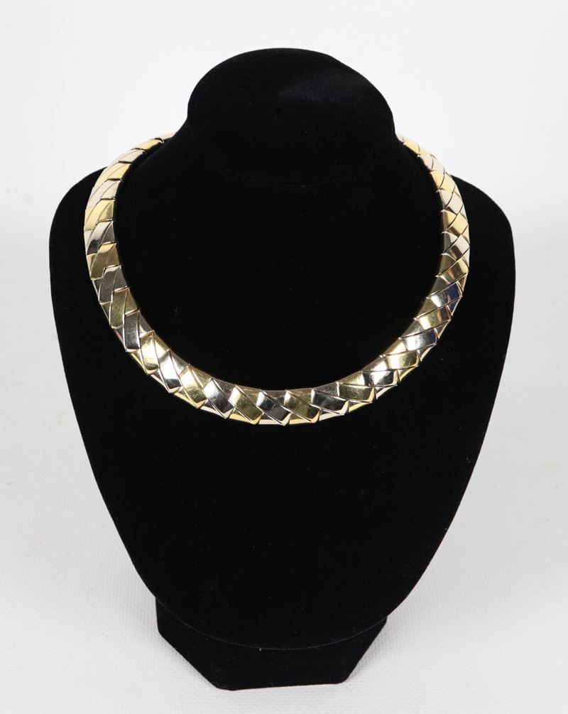 Collana girocollo a elementi snodati in oro 18kt a tre colori. Peso gr. 114,5