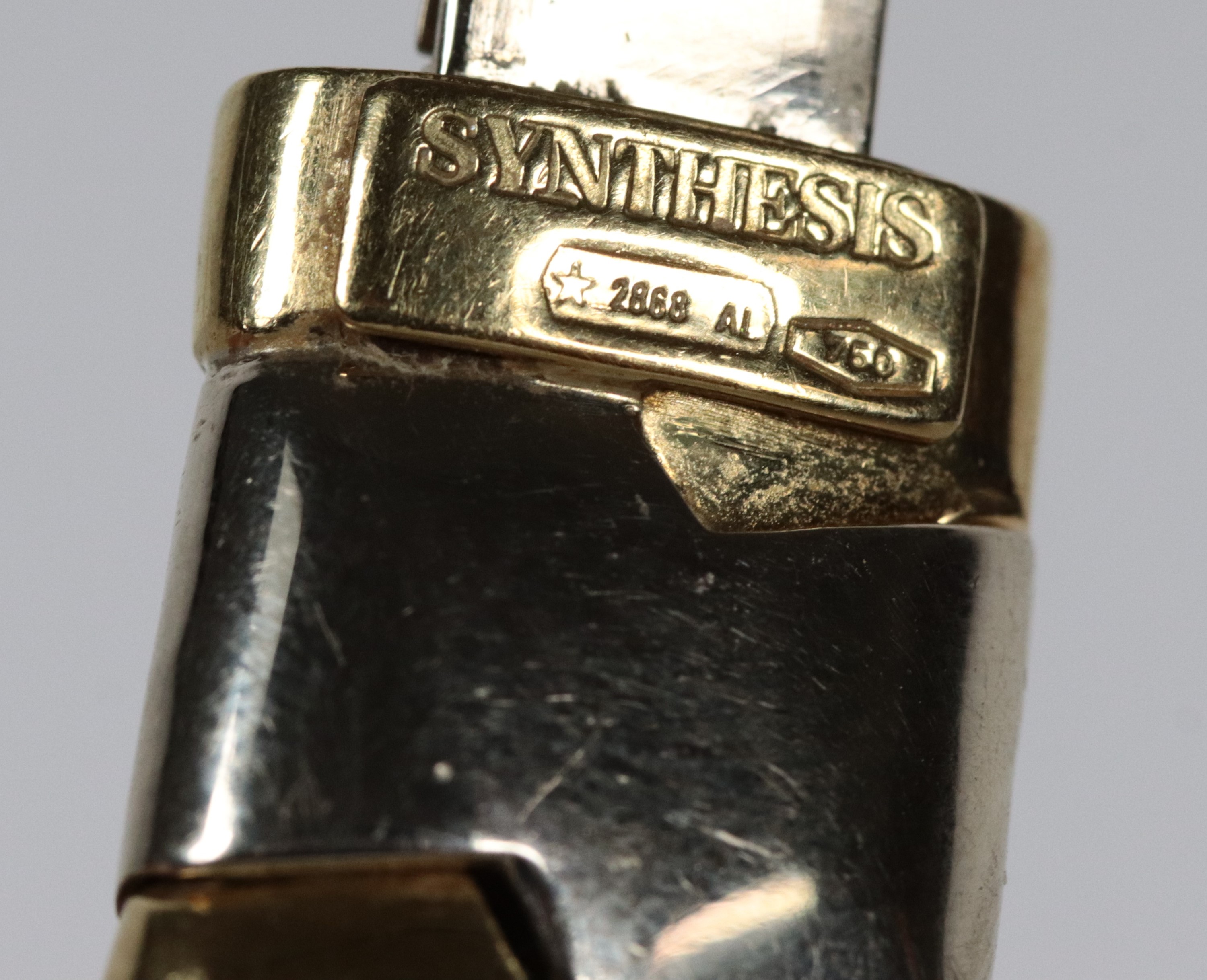 Collana girocollo a elementi snodati in oro 18kt a tre colori. Peso gr. 114,5