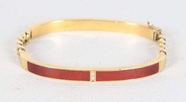 Bracciale a manetta in oro giallo 18kt con smalto rosso e due piccoli diamanti huit-huit. Peso lordo gr. 25