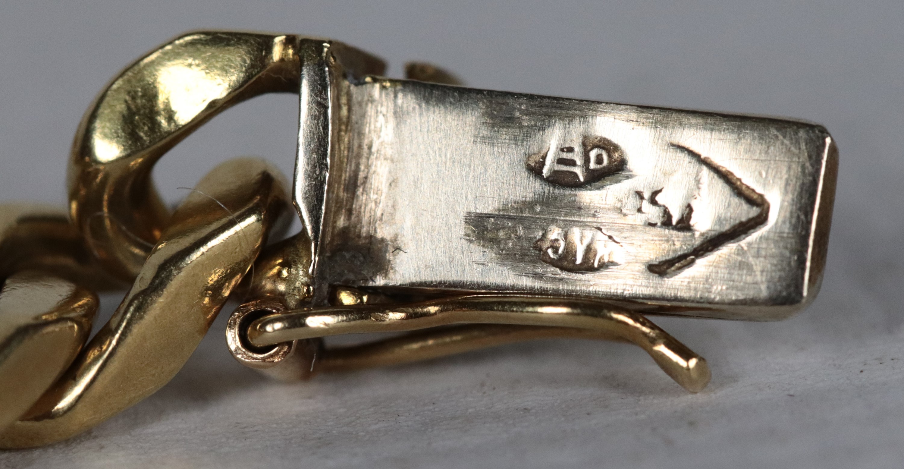 Bracciale a manetta in oro giallo 18kt con smalto rosso e due piccoli diamanti huit-huit. Peso lo...