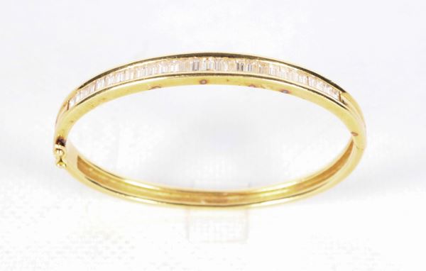 Bracciale a manetta in oro giallo 18kt con diamanti taglio carrè ct 1,25 circa. Peso lordo gr. 23,5