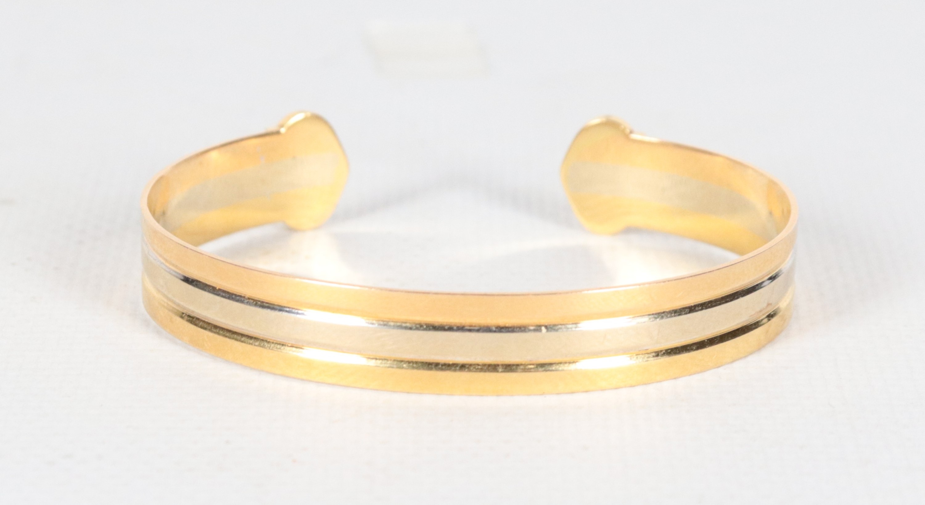 Bracciale "Doppia C" in oro 18kt a tre colori. Peso gr. 17,5