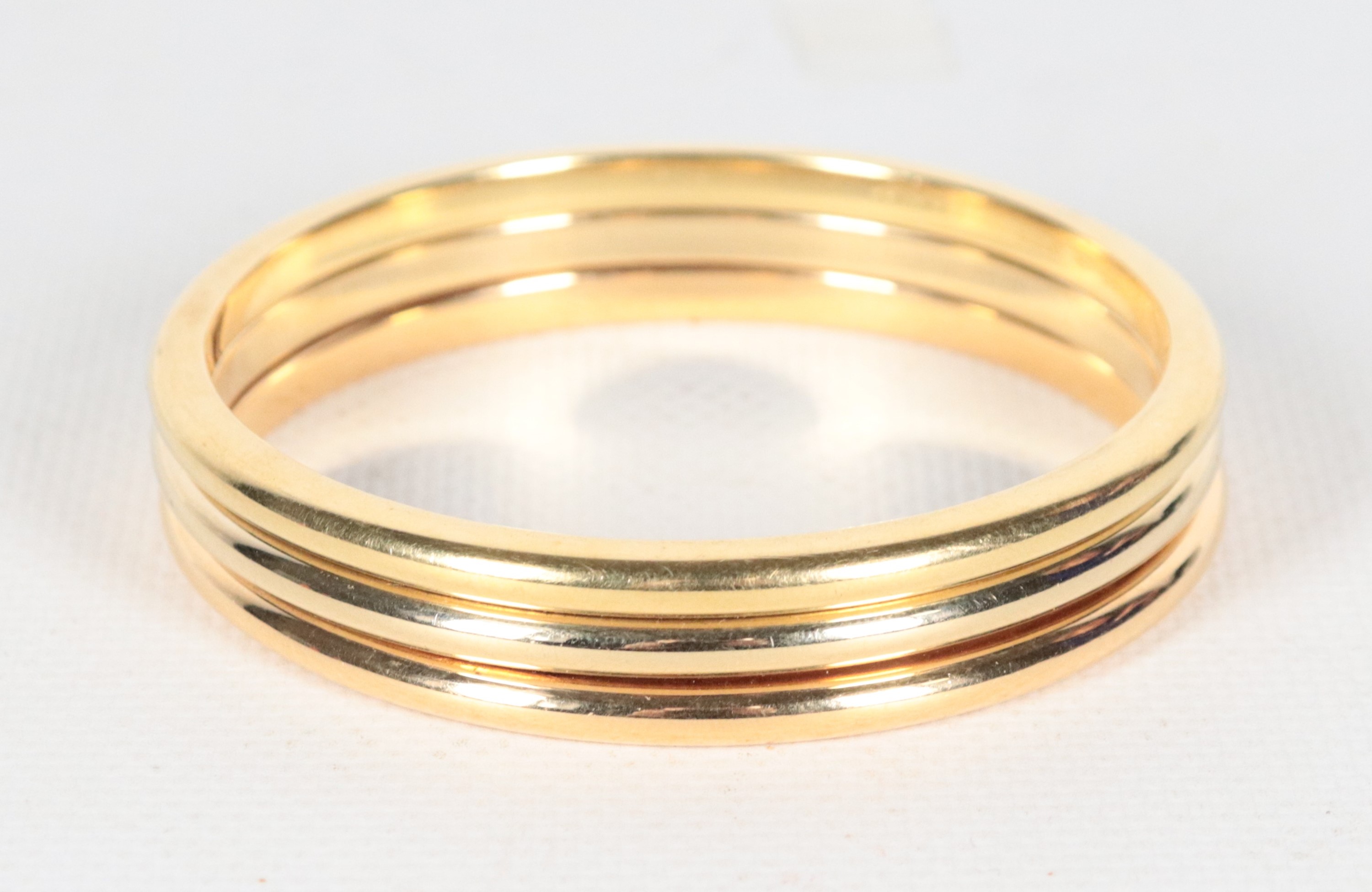 Bracciale in oro giallo 18kt, formato da tre cerchi uniti. Peso gr. 60,5