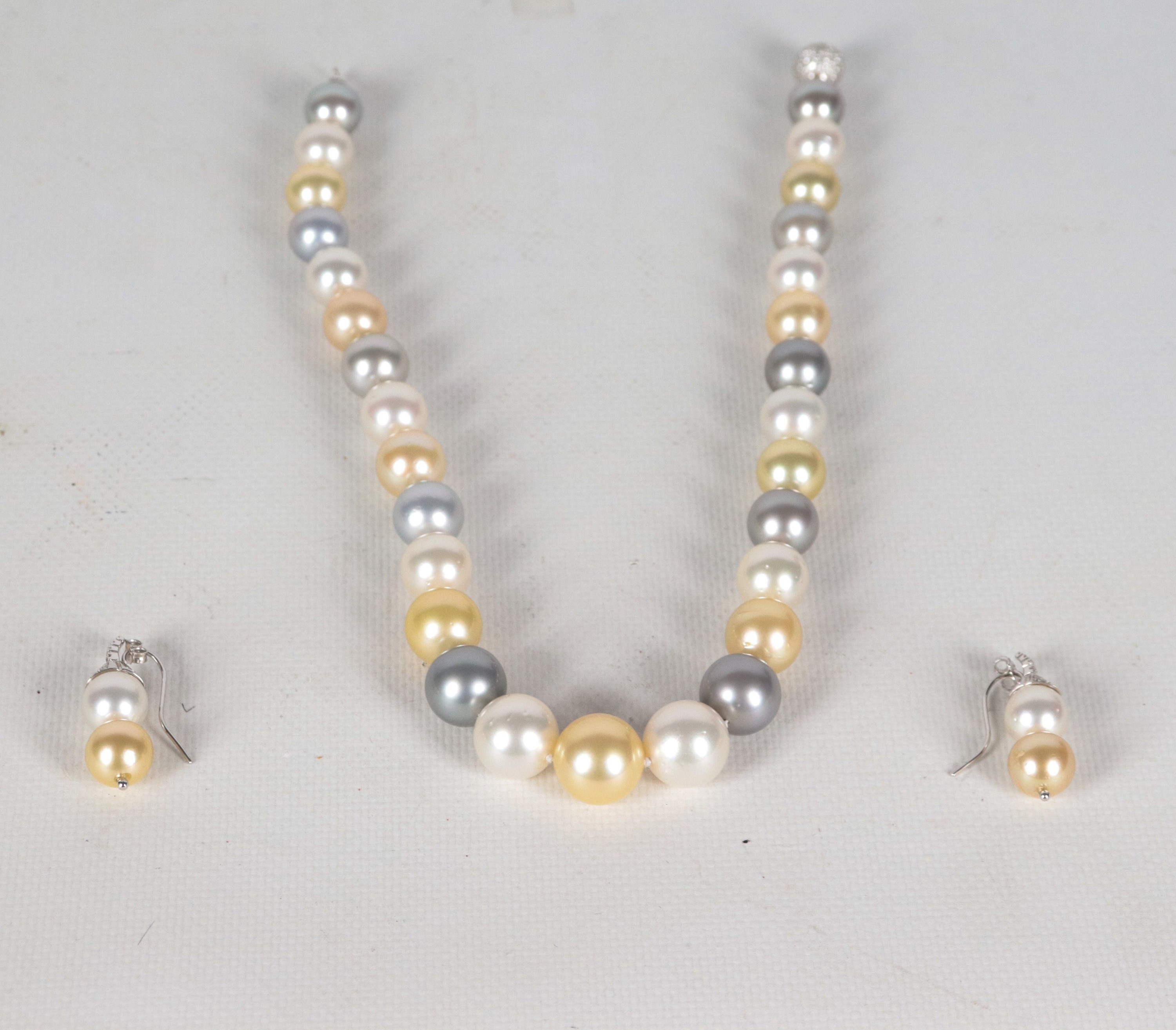 Demi parure di perle South Sea bianche, grigie e golden, composta da collana girocollo con perle ...