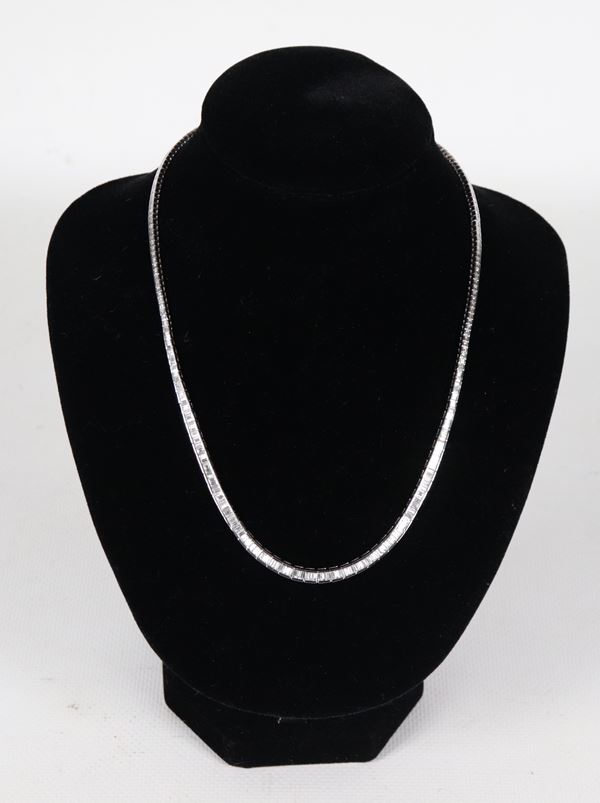 Collana "Tennis" in oro bianco 18kt con 190 diamanti a gradazione taglio fantasia ct 9 circa. Peso lordo gr. 29
