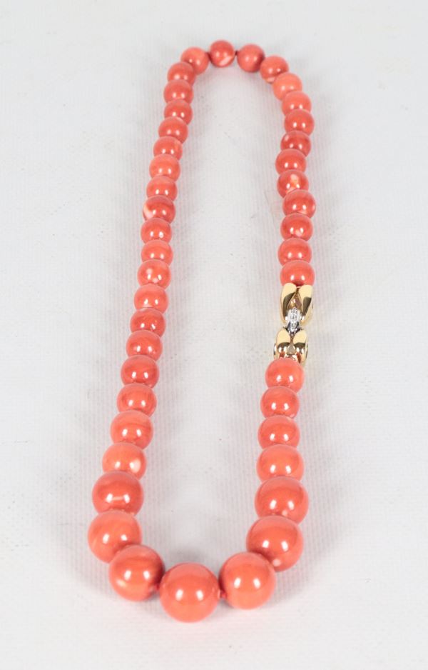 Collana a un filo in corallo con chiusura in oro giallo 18kt e piccoli diamanti ct 0,15 circa. Peso totale gr. 120,5