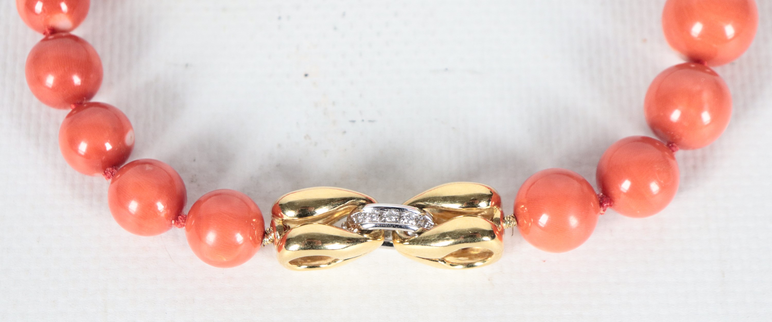 Collana a un filo in corallo con chiusura in oro giallo 18kt e piccoli diamanti ct 0,15 circa. Pe...