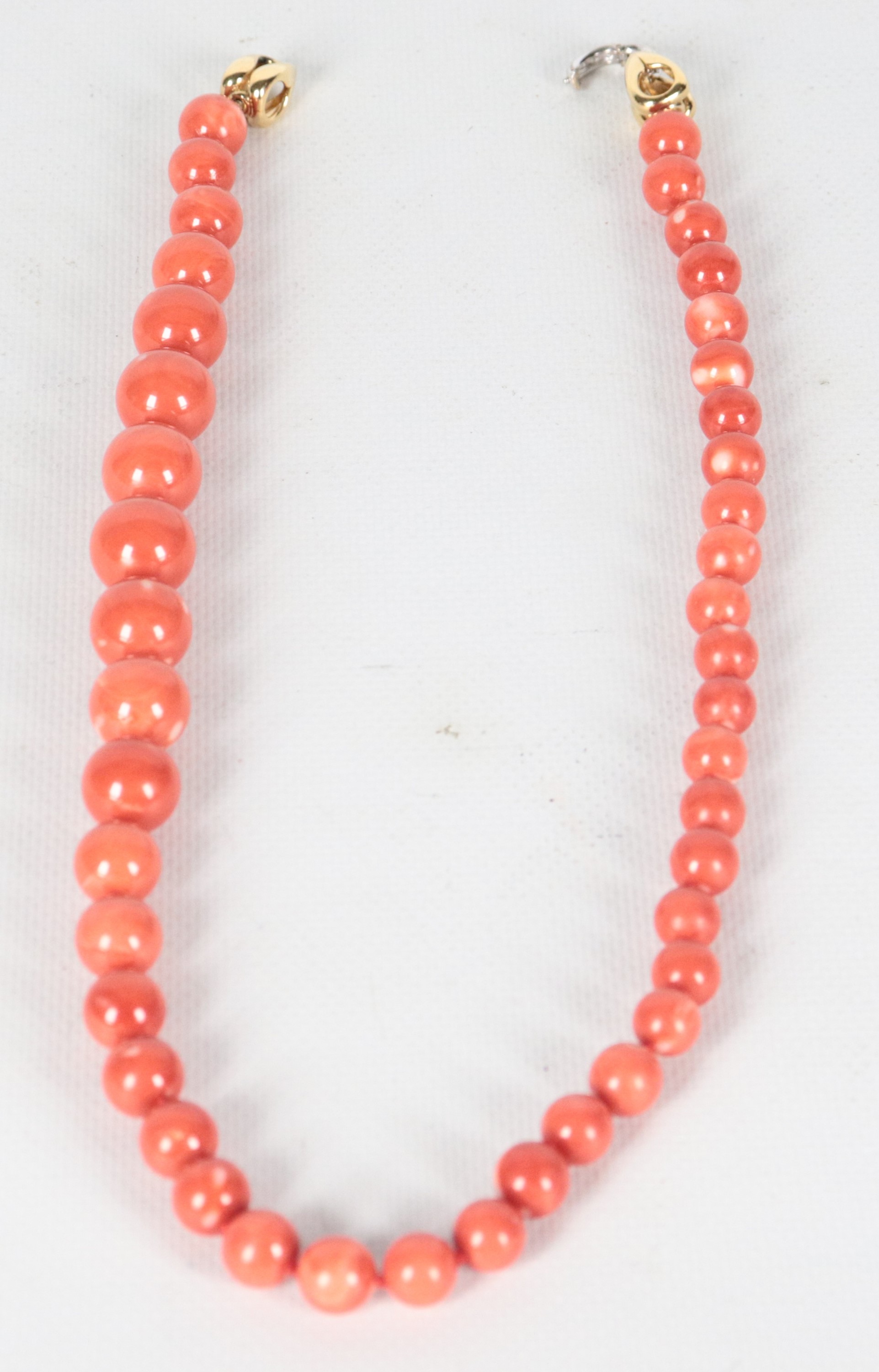 Collana a un filo in corallo con chiusura in oro giallo 18kt e piccoli diamanti ct 0,15 circa. Pe...