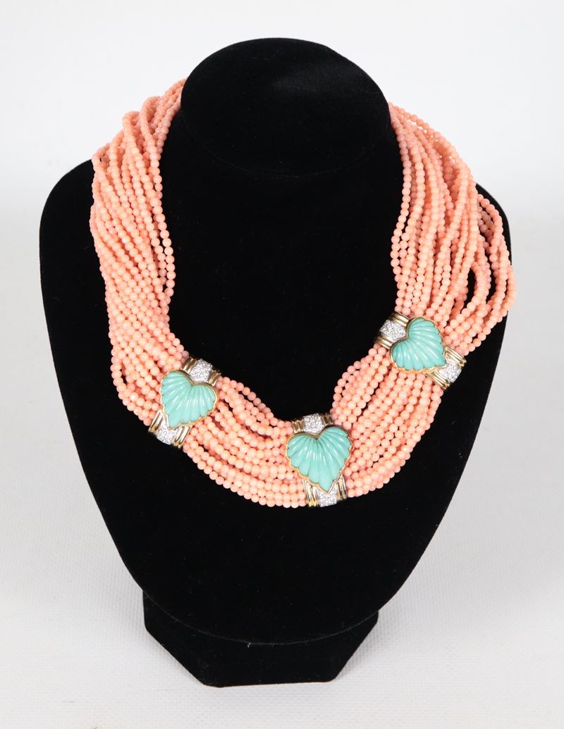 Collana torchon in corallo rosa a venticinque fili, con chiusura e inserti in oro giallo 18kt con...