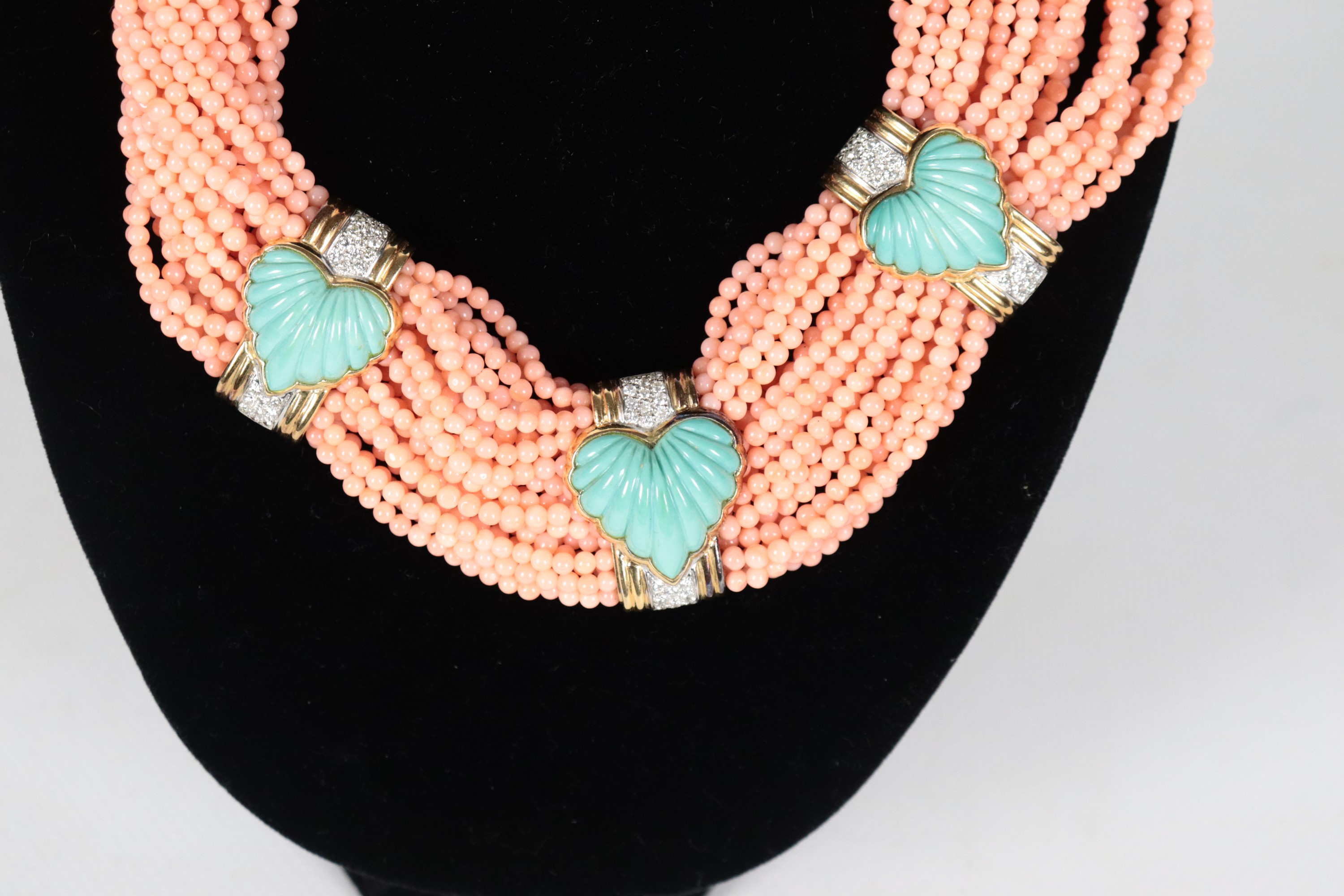 Collana torchon in corallo rosa a venticinque fili, con chiusura e inserti in oro giallo 18kt con...