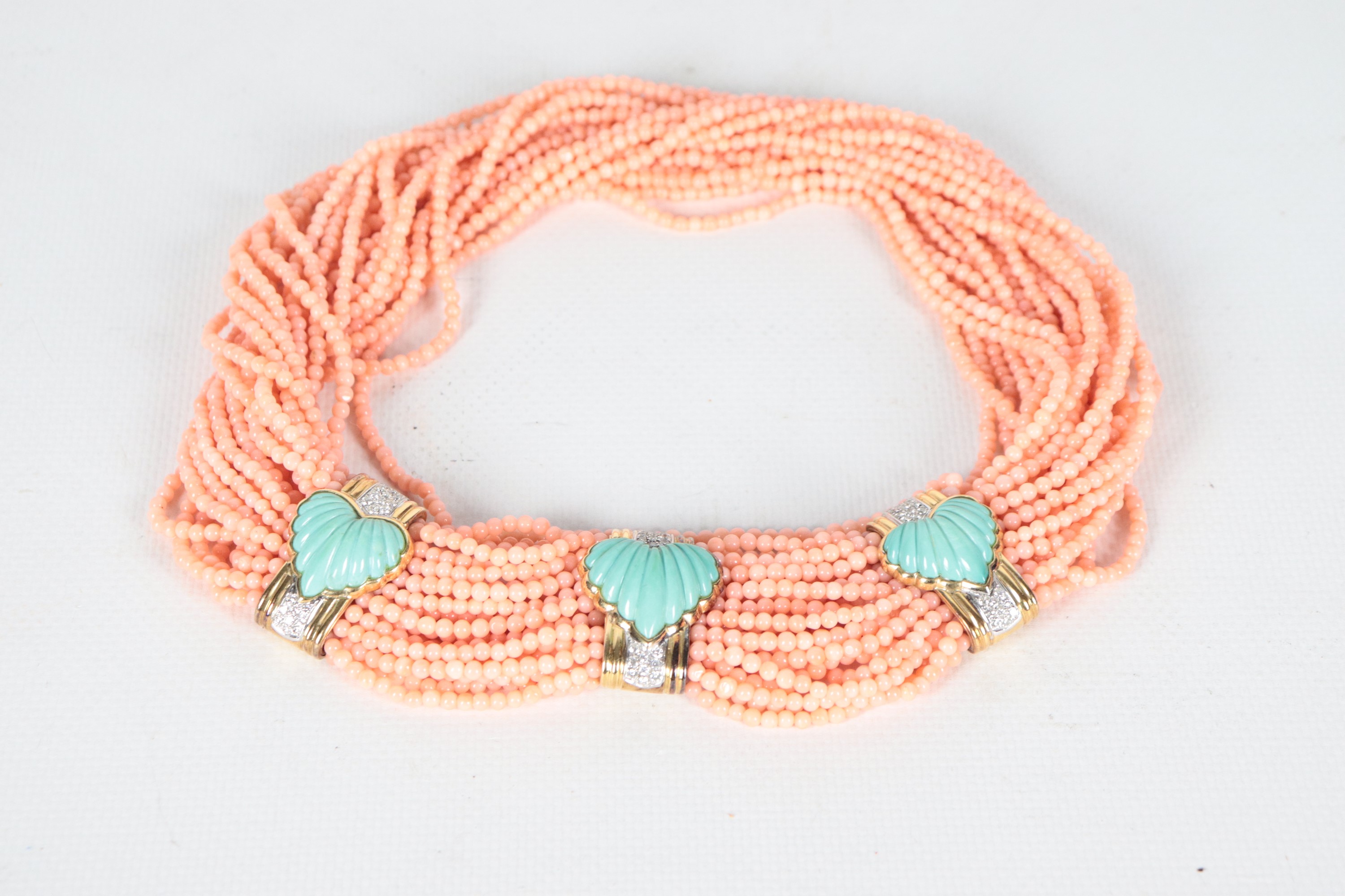 Collana torchon in corallo rosa a venticinque fili, con chiusura e inserti in oro giallo 18kt con...