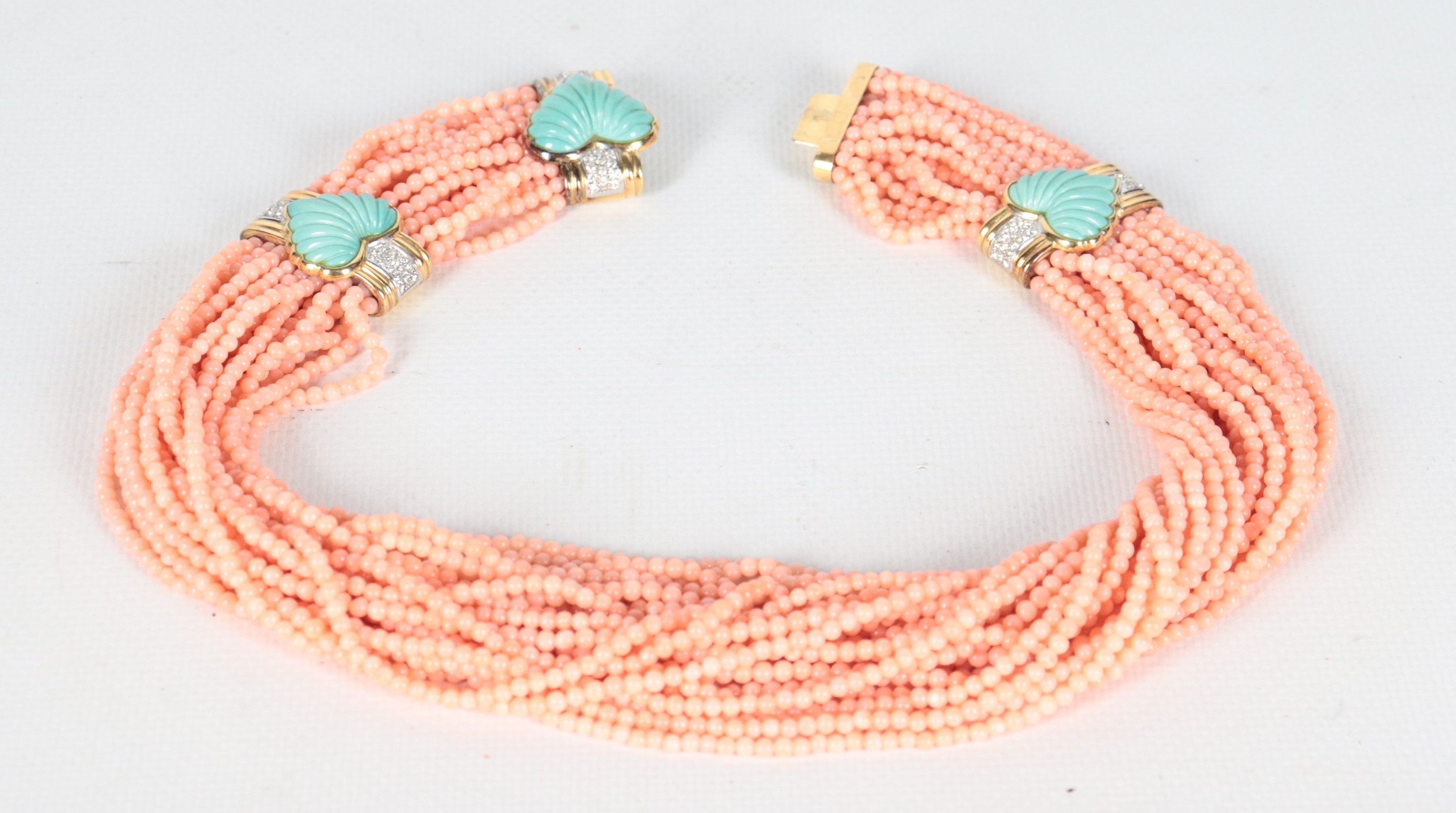 Collana torchon in corallo rosa a venticinque fili, con chiusura e inserti in oro giallo 18kt con...