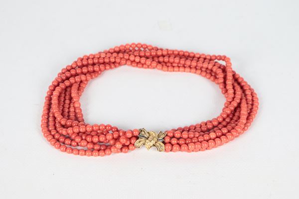 Collana in corallo rosso a sette fili con chiusura in oro giallo 18kt. Peso totale gr. 164