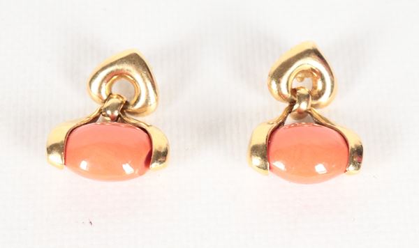 Coppia di orecchini in oro giallo 18kt e coralli rosa con parti scheggiate. Peso lordo gr. 18,5