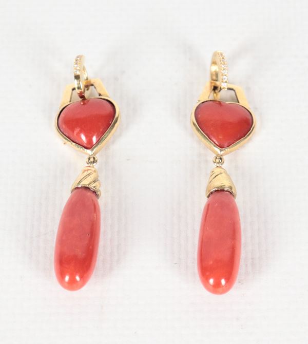 Coppia di orecchini in oro giallo 18kt e corallo rosso con piccoli diamanti. Peso lordo gr. 13