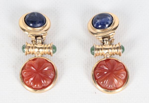 Coppia di orecchini di bigiotteria in metallo dorato con pietre rosse e blu