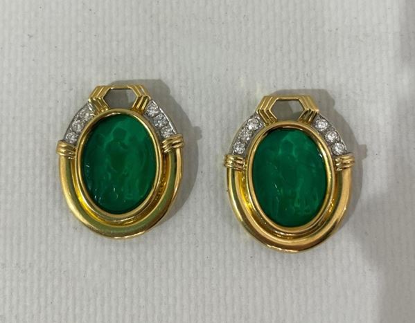 Coppia di pendenti per orecchini in oro giallo 18kt, con paste vitree verdi incise e piccoli diamanti ct 0,40 circa. Peso lordo gr. 18,5.