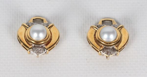 Coppia di pendenti per orecchini in oro giallo 18kt, con perle mabè e piccoli diamanti. Peso lordo gr. 22.