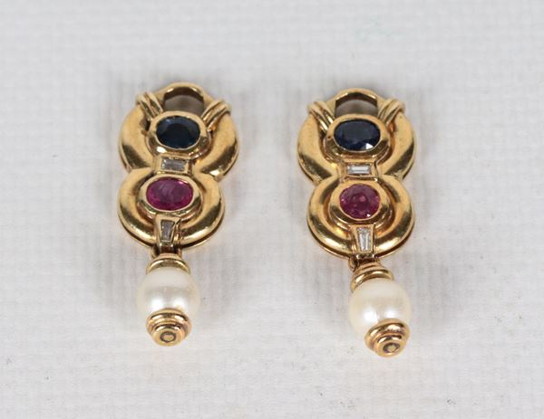 Coppia di pendenti per orecchini in oro giallo 18kt, con pietre rosse e blu, perle coltivate e piccoli diamanti taglio fantasia. Peso lordo gr. 13