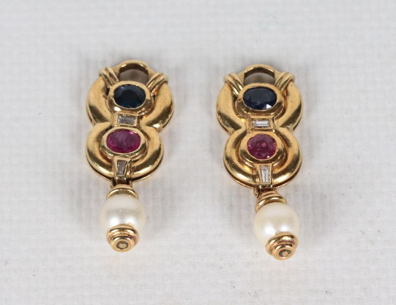 Coppia di pendenti per orecchini in oro giallo 18kt, con pietre rosse e blu, perle coltivate e pi...