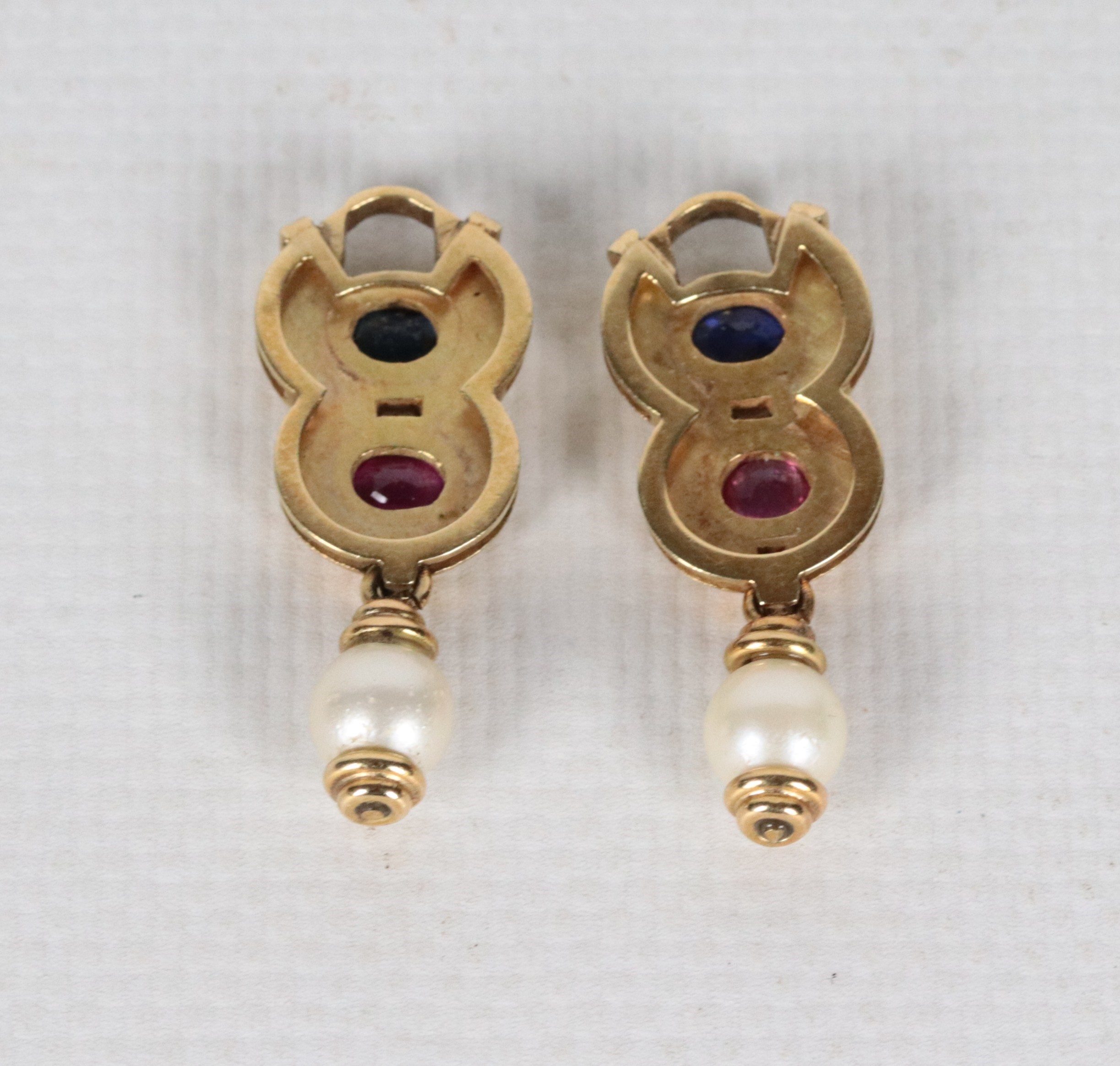 Coppia di pendenti per orecchini in oro giallo 18kt, con pietre rosse e blu, perle coltivate e pi...