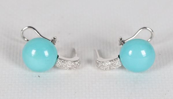 Coppia di orecchini in oro bianco 18kt, con pasta di turchese con difetti e pavè di piccoli diamanti ct 0,15 circa. Peso lordo gr. 11,5