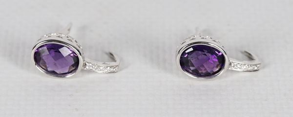 Coppia di orecchini in oro bianco 18kt, con piccoli diamanti e quarzi viola. Peso lordo gr. 4,5