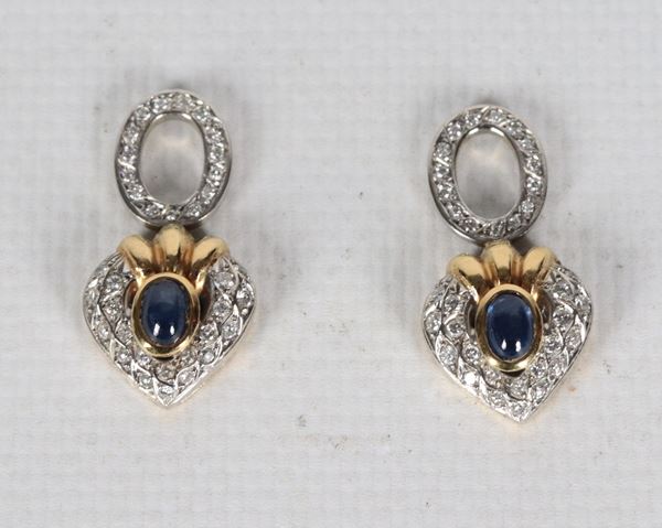 Coppia di pendenti per orecchini in oro giallo e bianco 18kt, con piccoli diamanti taglio brillante e pietre azzurre cabochon. Peso lordo gr. 10