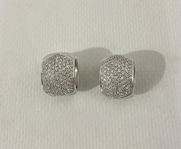 Coppia di orecchini a cerchio in oro bianco 18kt e pavè di diamanti taglio brillante. Peso lordo gr. 19,5