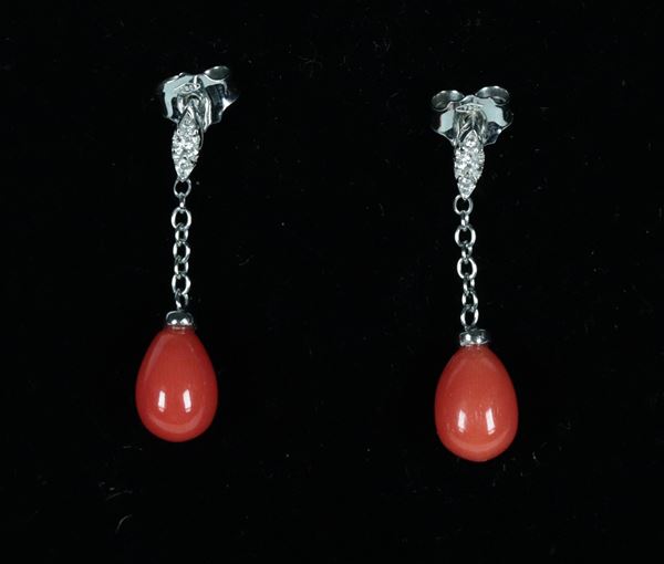 Coppia di orecchini in oro bianco 18kt, con coralli a goccia e piccoli diamanti. Peso lordo gr. 2,5