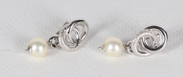 Coppia di orecchini in oro bianco 18kt, con piccoli diamanti e perle. Peso lordo gr. 5,5