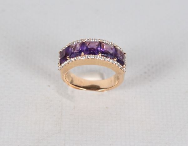 Anello in oro rosa 18kt con piccoli diamanti e quarzi viola. Peso lordo gr. 7,5
