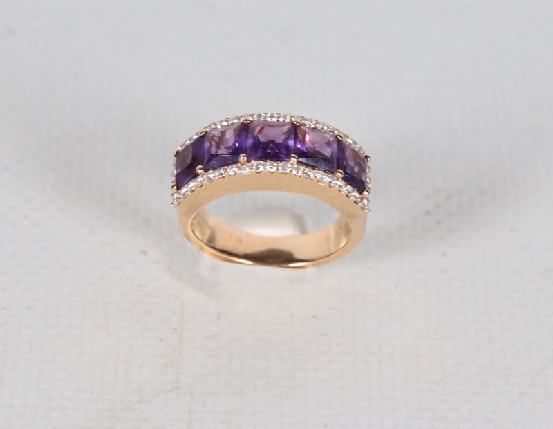Anello in oro rosa 18kt con piccoli diamanti e quarzi viola. Peso lordo gr. 7,5