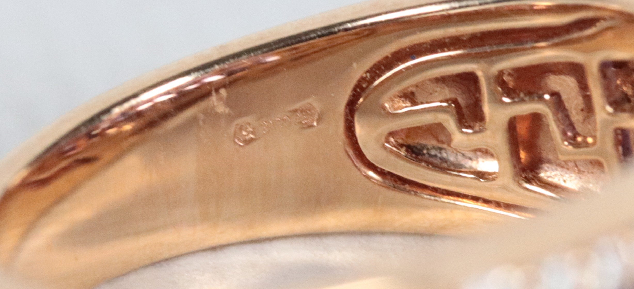 Anello in oro rosa 18kt con piccoli diamanti e quarzi viola. Peso lordo gr. 7,5