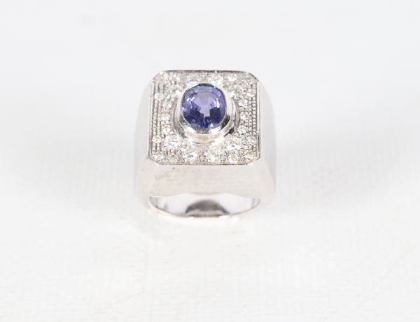 Anello in oro bianco 18kt, con quarzo centrale ovale e piccoli diamanti taglio brillante. Peso lordo gr. 24,5