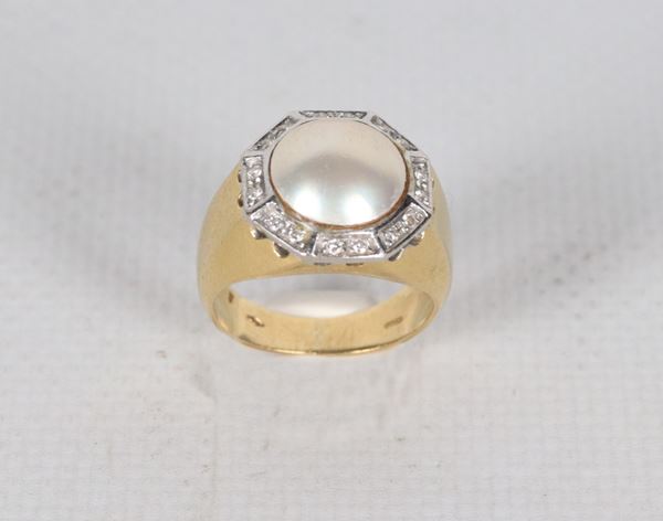 Anello in oro giallo 18kt, con perla mabè centrale contornata da piccoli diamanti taglio huit-huit. Peso lordo gr. 7,5