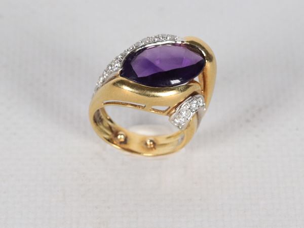 Anello in oro giallo 18kt, con quarzo viola centrale e piccoli diamanti. Peso lordo gr. 11