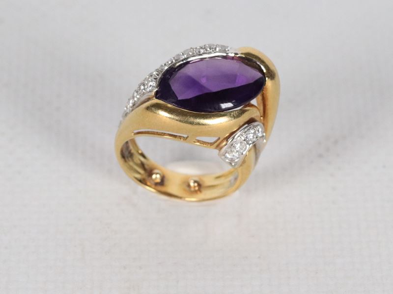 Anello in oro giallo 18kt, con quarzo viola centrale e piccoli diamanti. Peso lordo gr. 11