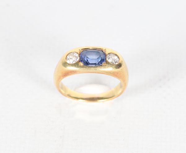Anello in oro giallo 18kt, con due diamanti taglio vecchio ct 0,30 circa e zaffiro centrale. Peso lordo gr. 9,5