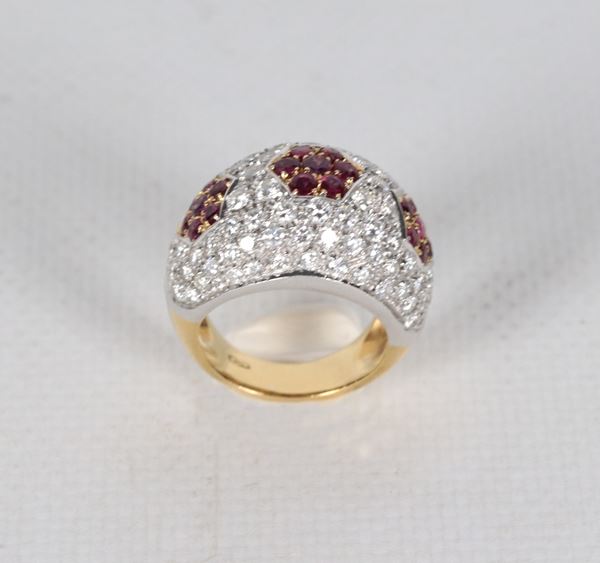 Anello in oro giallo e bianco 18kt, con pavè di piccoli diamanti taglio brillante ct 3,40 circa e piccoli rubini. Peso lordo gr. 18