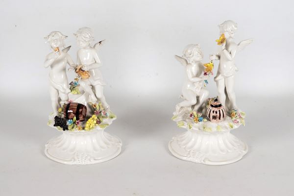 "Allegorie di putti", coppia di piccoli gruppi in ceramica porcellanata Bassano