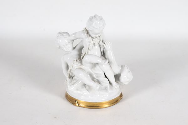 "Putti festanti", piccolo gruppo in porcellana bianca smaltata Capodimonte 